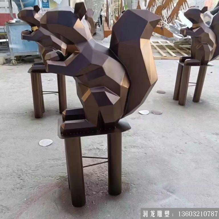 不锈钢仿铜切面松鼠雕塑，几何动物松鼠